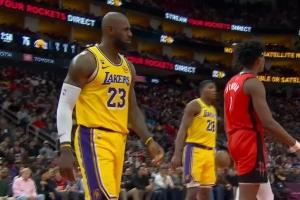 八村丢篮板 詹姆斯拍掌愤怒飙脏话：RUI！我tm才不管你找什么借口 配图