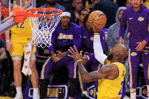 詹姆斯：我们明天有机会查漏补缺 希望下场打火箭能表现更好 配图