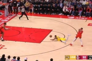 湖记谈斯玛特受伤仍然飞身扑球:他是这支球队的文化塑造者 配图