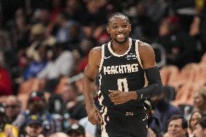 闲庭信步！库明加持球强攻 转身虚晃点飞防守上篮打中还要加罚 配图