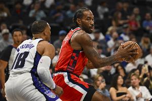 快船主场迎战马刺 伦纳德因左脚踝扭伤缺席比赛 配图