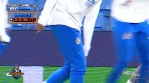 镜头全程跟拍！姆巴佩训练时一直关注左膝，时不时摸膝盖眉头紧锁 配图