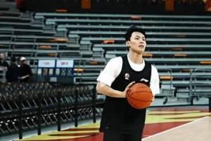 上一场32投5中!广东男篮官方抖音晒球队加练三分视频 配图