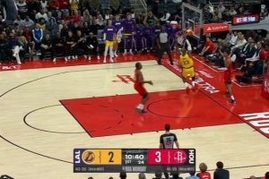 风卷残云！湖人反击2打1 詹姆斯接里夫斯回传双手飞扣 配图