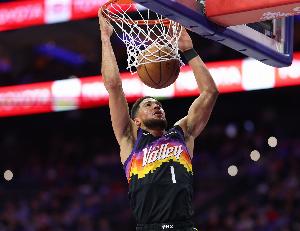 撑起球队!布克三节19中13&罚球7中7已经砍下35分5助攻 配图