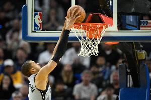 一飞冲天！麦克劳林再拼前场篮板 文班接球冲击起飞滑翔单臂劈扣 配图