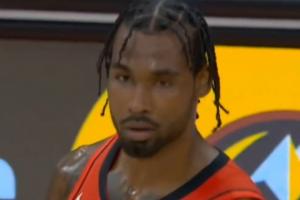 伊森最后时刻边线犹豫发球被断 失误后也未回防&在原地茫然发呆 配图