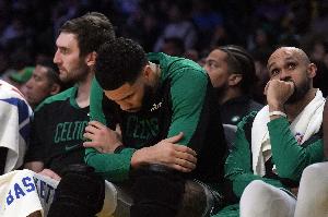 怀特:休赛期曾发短信想挽留科内特 结果第二天他就加盟马刺了 配图