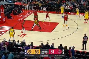 恩怨对决！艾顿凿了卡佩拉半天一个踉跄 后仰中投打铁 配图