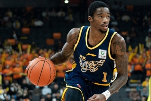 媒体人：广东双枪还是猛的 萨姆纳和奎因跑起来下分真是快 配图