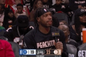 优哉游哉！希尔德场边手持麦克风 上次出战是2月10日 配图