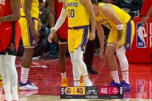 幸无大碍！东契奇被伊森犯规放倒 有些崴脚但继续作战 配图