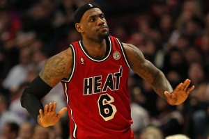 心目中最难防的球员？杜兰特：我会说是迈阿密时期的詹姆斯！ 配图