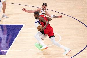 湖媒：杜兰特面对湖人的包夹毫无对策 看来他确实不是东契奇 配图