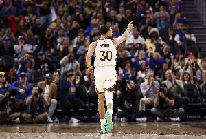 库里:我必须成为体能最好的球员 最喜欢的赞美就是抱怨跑不过我 配图