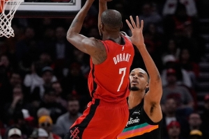 VS强队表现脱节?KD:只是投不进球 脱节的球队打不出这样的防守 配图