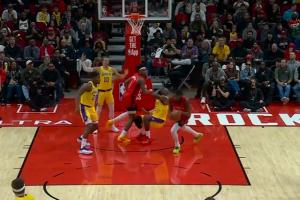 阿门抢篮板下落时直接给了詹姆斯一巴掌 裁判没有吹罚！ 配图