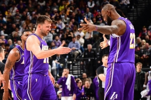 太稳！湖人关键时刻19胜6负高居联盟第一 火箭18胜19负排第16 配图