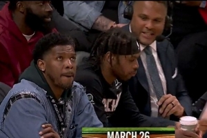 早期鹰王！乔·约翰逊现身老鹰主场观战 曾效力7个赛季 配图