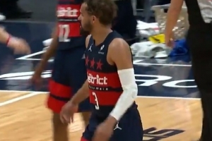 别有大碍！特雷·杨挤掩护时撞到理查德 腿部有些受伤&回更衣室 配图