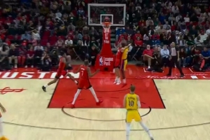 东詹连线！肯纳德掩护 东契奇高吊助攻詹姆斯轻松打中 配图