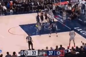 扔就完事了！文班亚马篮下对抗扭身单手空接仍能打进 配图