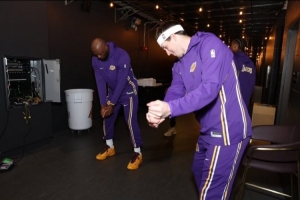 切磋球技！里夫斯晒照自己和詹姆斯一同做出高尔夫挥杆动作 配图