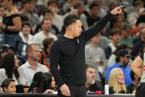 米奇·约翰逊:我们的球员真的在用心理解进攻细节和微妙之处 配图