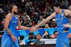 周琦：麦基和我的技术特点有些相似 他打得越好 我就能休息得越长 配图