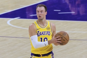 手感波动！肯纳德上半场三分2中0 过去11次三分出手仅命中2个 配图