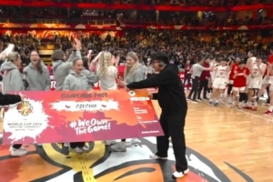 巴西输球捷克因胜负关系晋级 球员赛后向中国女篮比心 配图