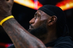 眼神坚定!湖人官推晒詹姆斯和东契奇赛前热身照:比赛前的投入 配图