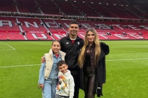 卡塞米罗晒家人在老特拉福德合影：享受每个时刻 配图