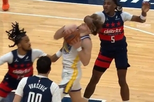 看着就疼！波杰突破被沃特金斯一巴掌结结实实拍到脸部 后者吃T 配图