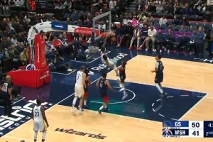 暴力美学！小佩顿空切单臂暴力隔扣 扣完还在筐上转了一圈 配图