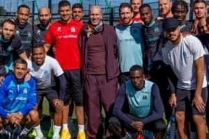 全队拜访齐达内并合影!马赛:和世界上最著名的马赛人共度下午 配图