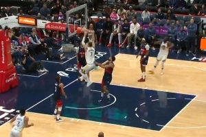 奇才都是啥防守？小佩顿发底线球 波尔津吉斯空切双手暴扣空篮 配图