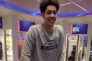 赛季报销仍心系球队!尼德豪泽脚撑膝关节滑板车 来到球队更衣室 配图