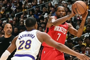 杨毅：火箭作为强队没什么战术 一个人打四个人看&没空切没掩护 配图