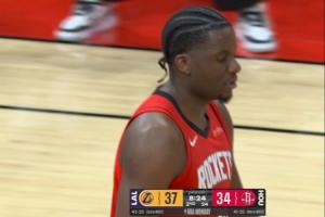 艾顿说话！卡佩拉一抢二拿到前场板 再迎着詹姆斯打进2+1！ 配图