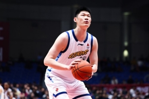 媒体人：胡金秋初步检查结果是没有伤到骨头 但还要再拍核磁 配图