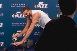 戈贝尔:摸话筒本意是向媒体表达支持 当时不知道自己已感染新冠 配图