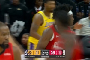 飞天遁地！阿门接球冲击内线 滞空拉开躲开防守高难度上篮打中 配图