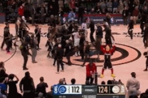 很突然！比赛结束后丹尼尔斯和霍华德争吵引发冲突 但及时拉开了 配图