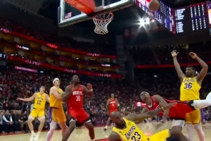 有往前上迎趋势！阿门冲筐造成詹姆斯阻挡犯规 湖人挑战失败 配图