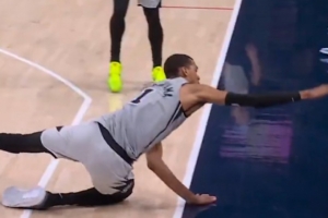 真拼啊！文班从罚球线内飞扑到边线试图完成救球 摔到观众席 配图