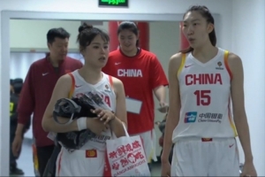 女篮三大中锋！李月汝和韩旭交流不断 王治郅给张子宇面授机宜 配图