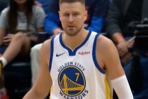 状态保持不错！波尔津吉斯复出替补上场 弧顶三分张手就有！ 配图