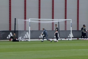 球迷号：备战亚特兰大，诺伊尔和乌尔比希均参加了拜仁今日训练 配图