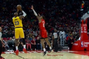 挺身而出！詹姆斯内外开花连续拿分 帮助湖人止住颓势 配图